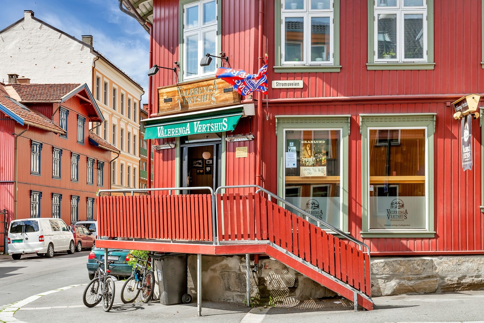 Vålerenga, med sin sjarmerende trehusbebyggelse, yrende folkeliv og spennende butikker, er også innen gangavstand. Galleribilde