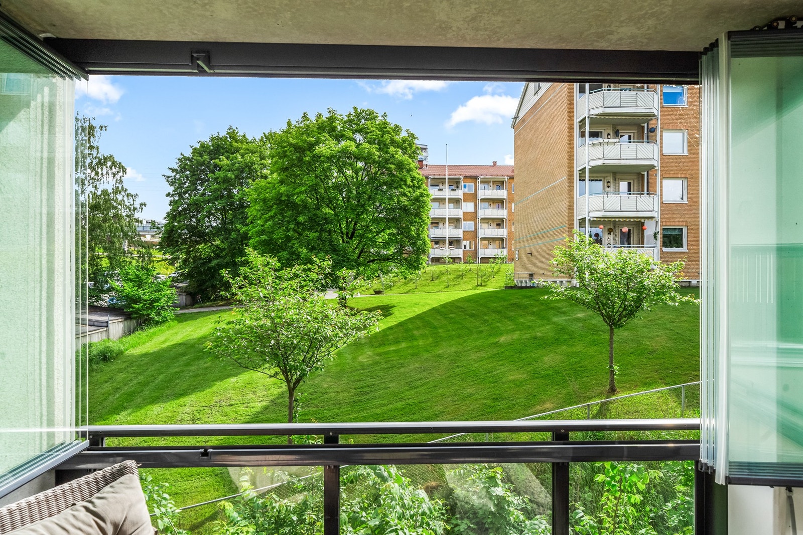 Glassene kan trekkes stil siden så man kan nyte solen på balkongen. Galleribilde