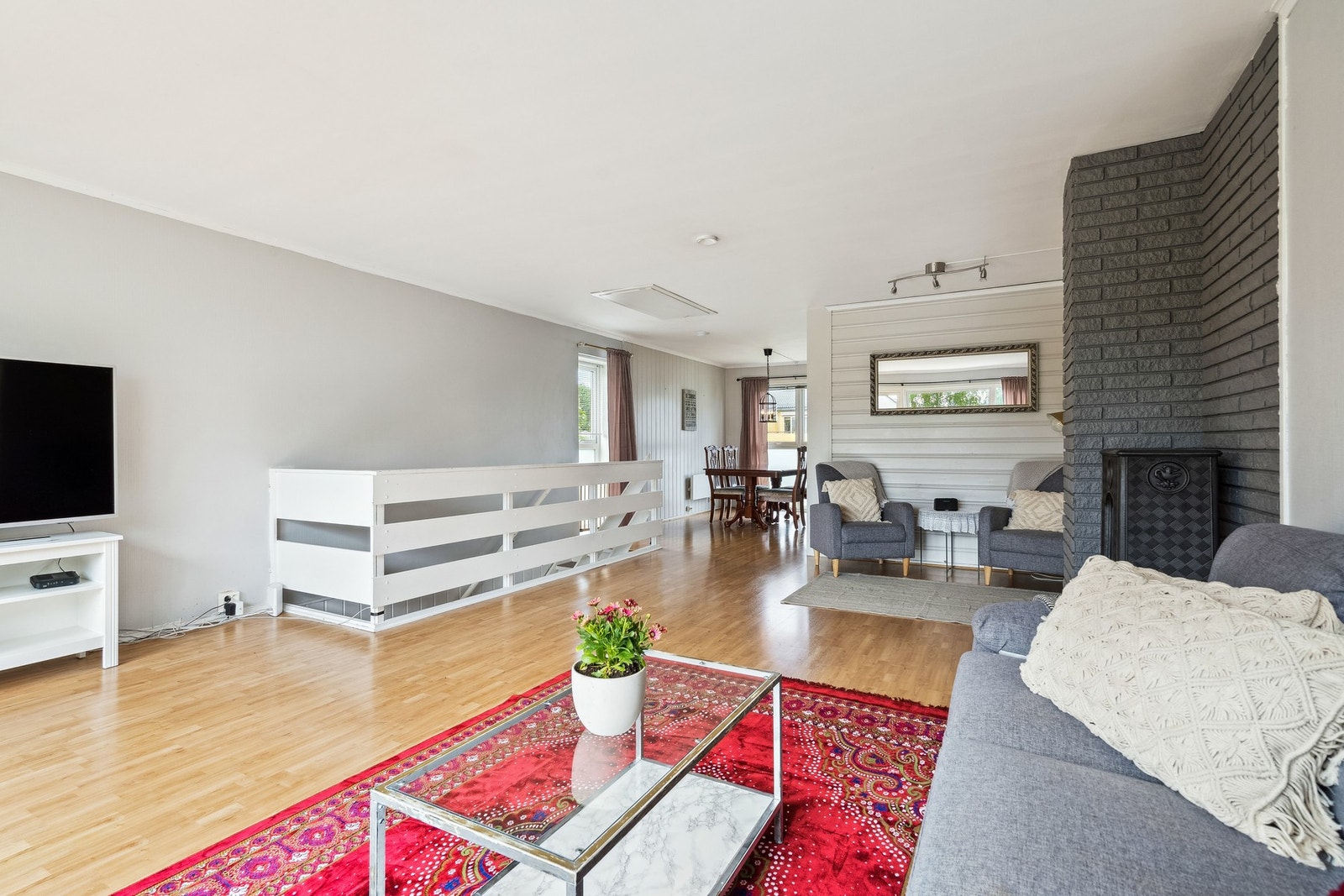 Romslig stue med god plass til flere sittegrupper. Galleribilde