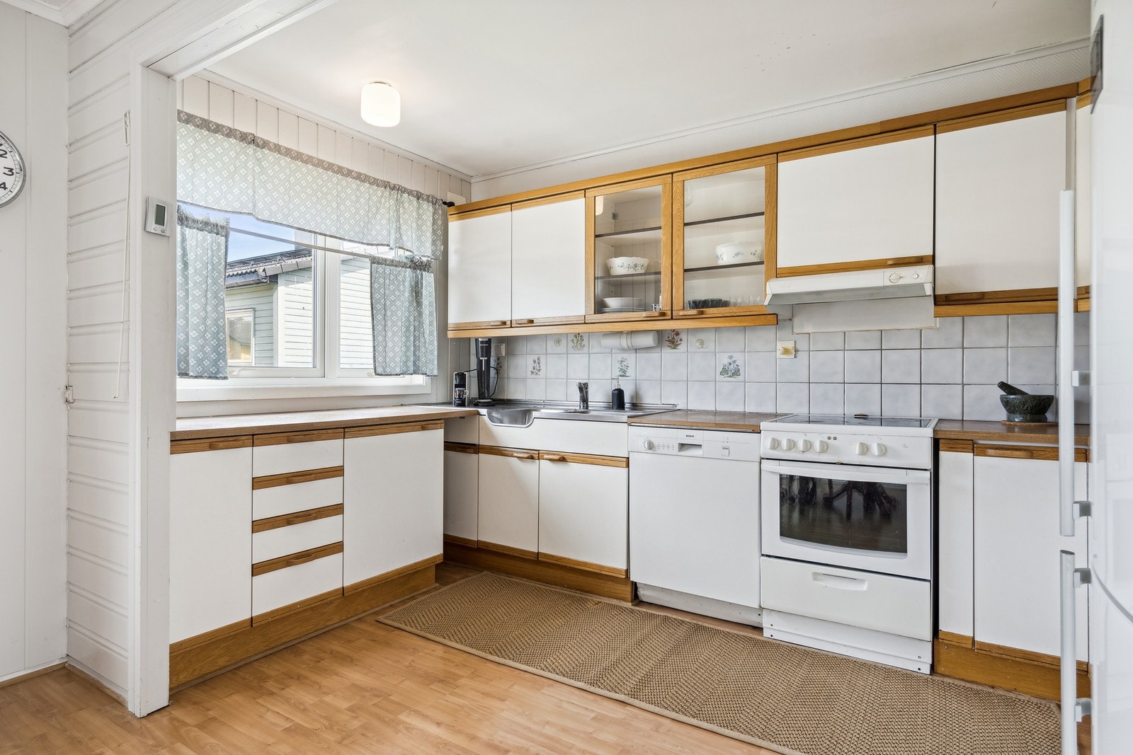 Kjøkken med mye skap og benkeplass. Galleribilde