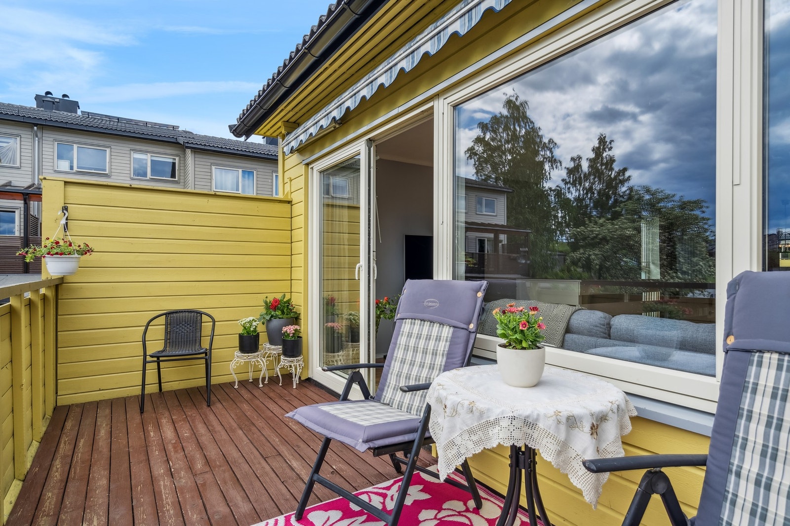 Balkong med god plass til sittegrupper. Her nyter man godt av gode solforhold. Galleribilde