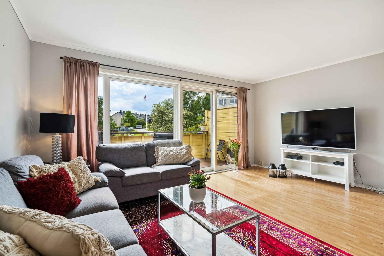 Store vindusflater som gir mye naturlig lys. Galleribilde