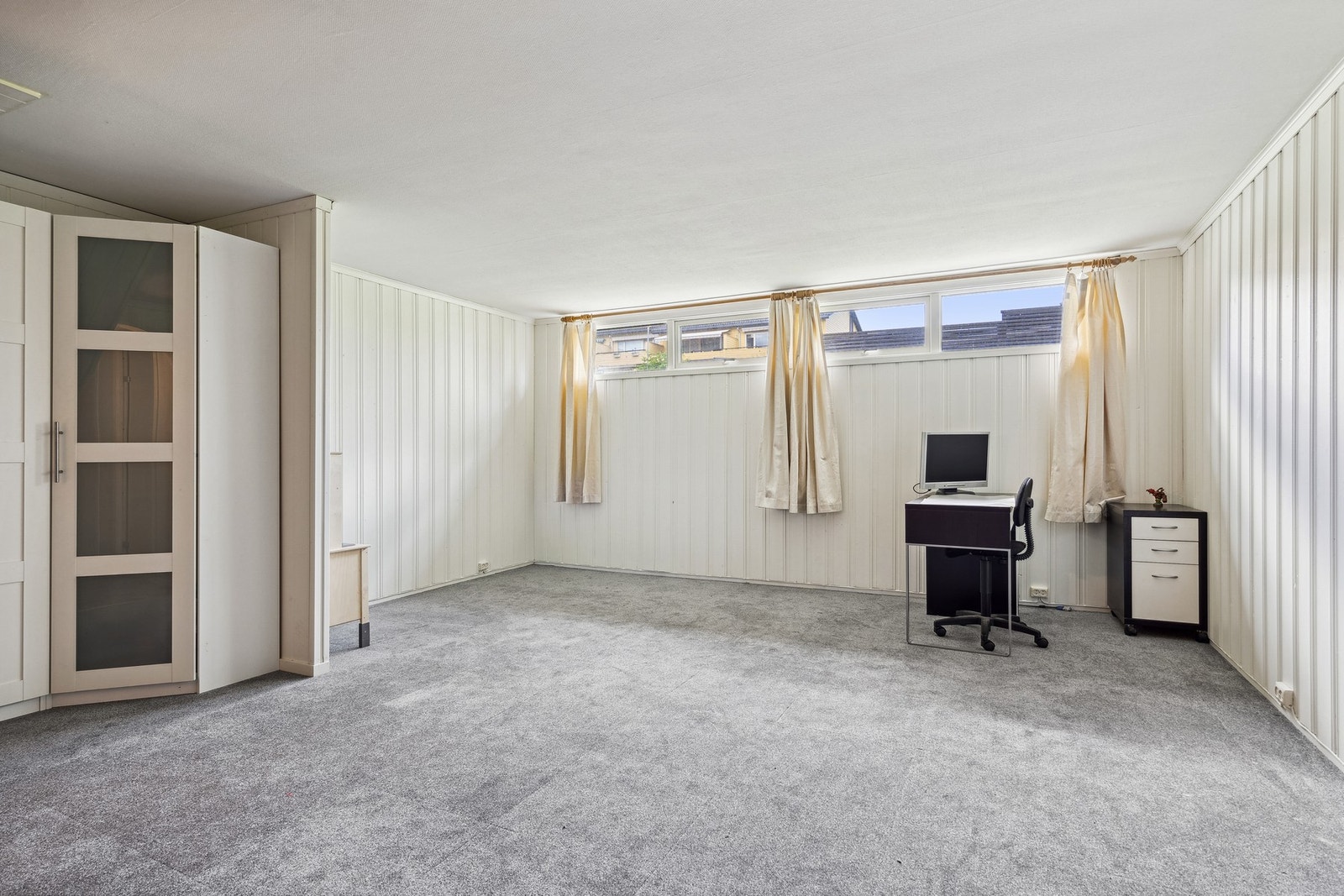 Romslig kjellerstue. Galleribilde