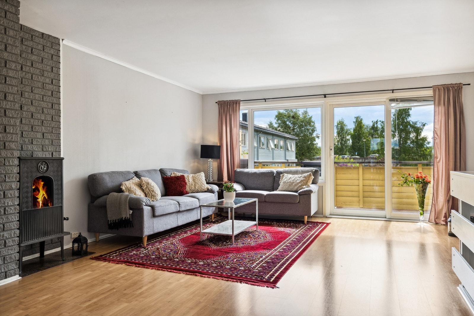 Utgang fra stuen til balkong. Galleribilde