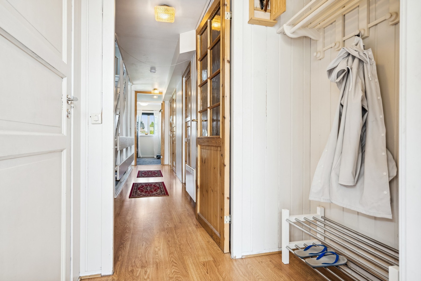 Entre med plass til å henge fra seg. Galleribilde