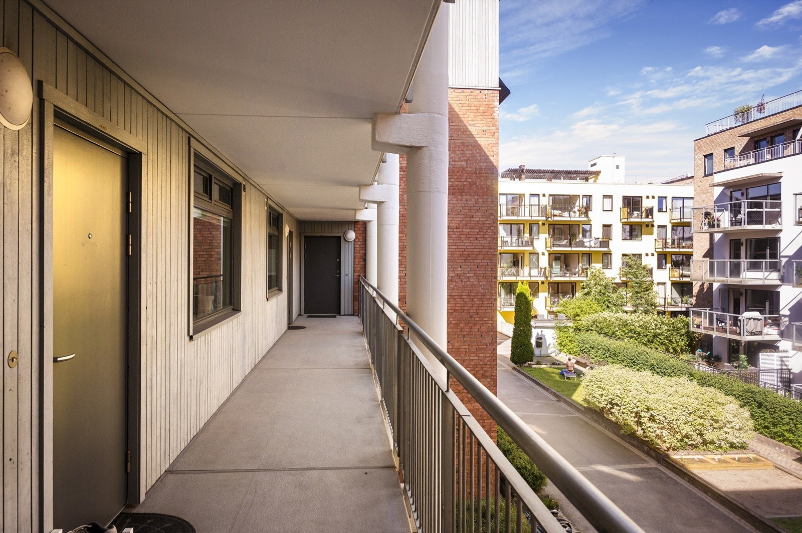 Svalgang utenfor entréen mot rolig og hyggelig felles bakgård, med heisadkomst til leilighetsplan. Galleribilde