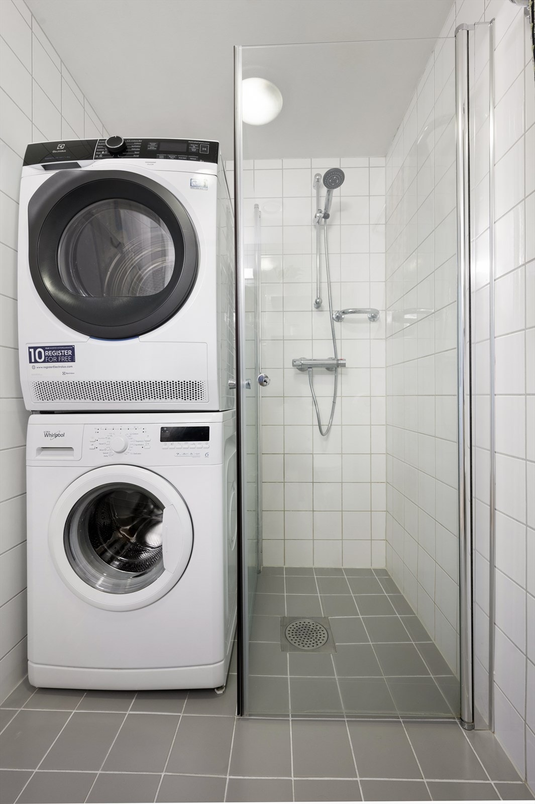 Dusjhjørne med innfellbare glassdører. Badet har opplegg og plass for vaskemaskin og tørketrommel. Galleribilde