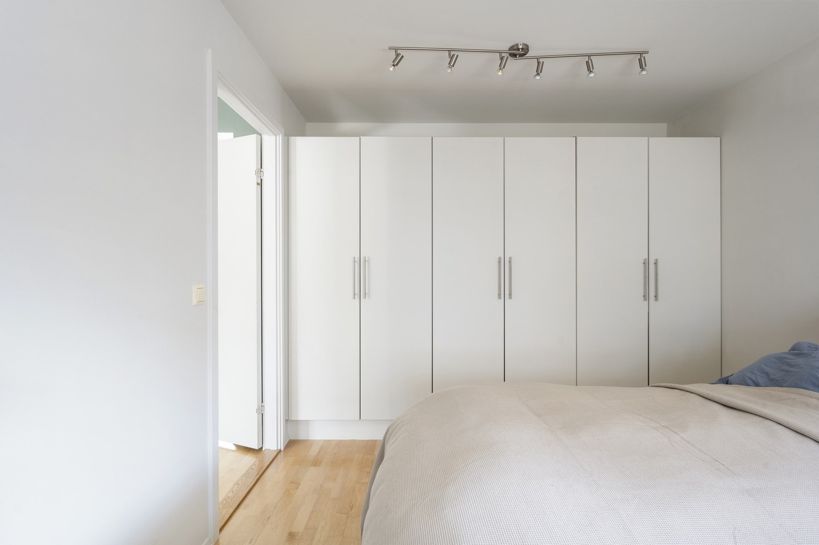 Stor garderobe langs den ene veggen som medfølger leiligheten. Galleribilde