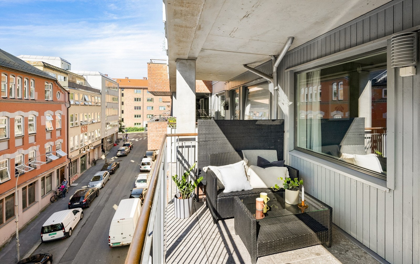 Leilighetens balkong har flotte solforhold mellom ca kl 16 og 20 sommerstid, og vender mot nordvest og rolig gate. Galleribilde