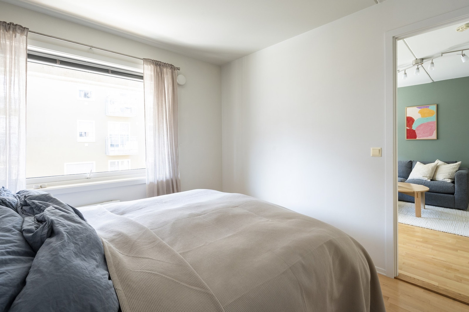 Rommet er malt i en nøytral nyanse og har et stort vindu som gir godt med lysinnslipp. Galleribilde