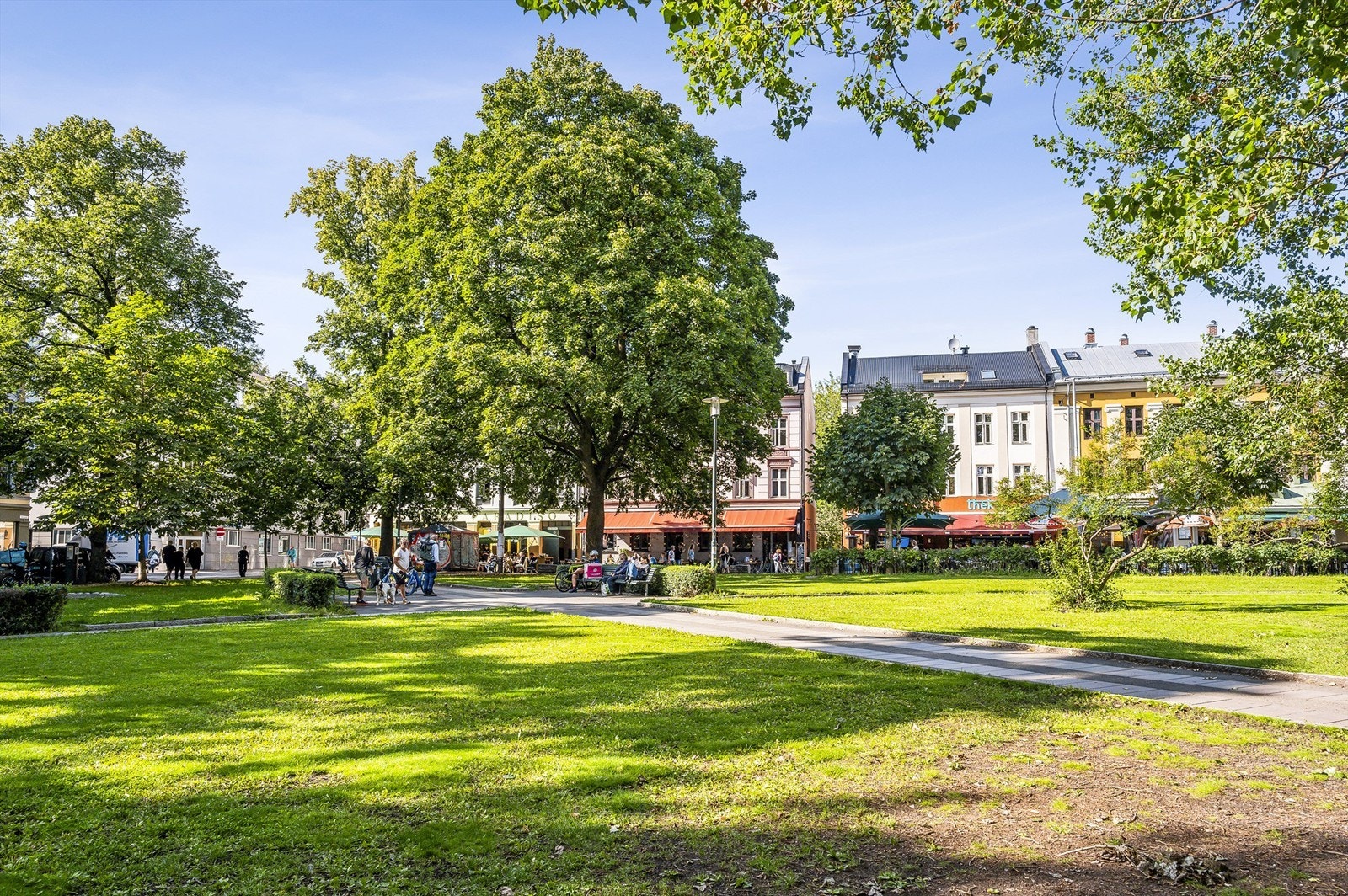 Flere populære restauranter like rundt hjørnet! Også kort vei til Olaf Ryes plass med sine populære restauranter, kafeer og barer. Galleribilde
