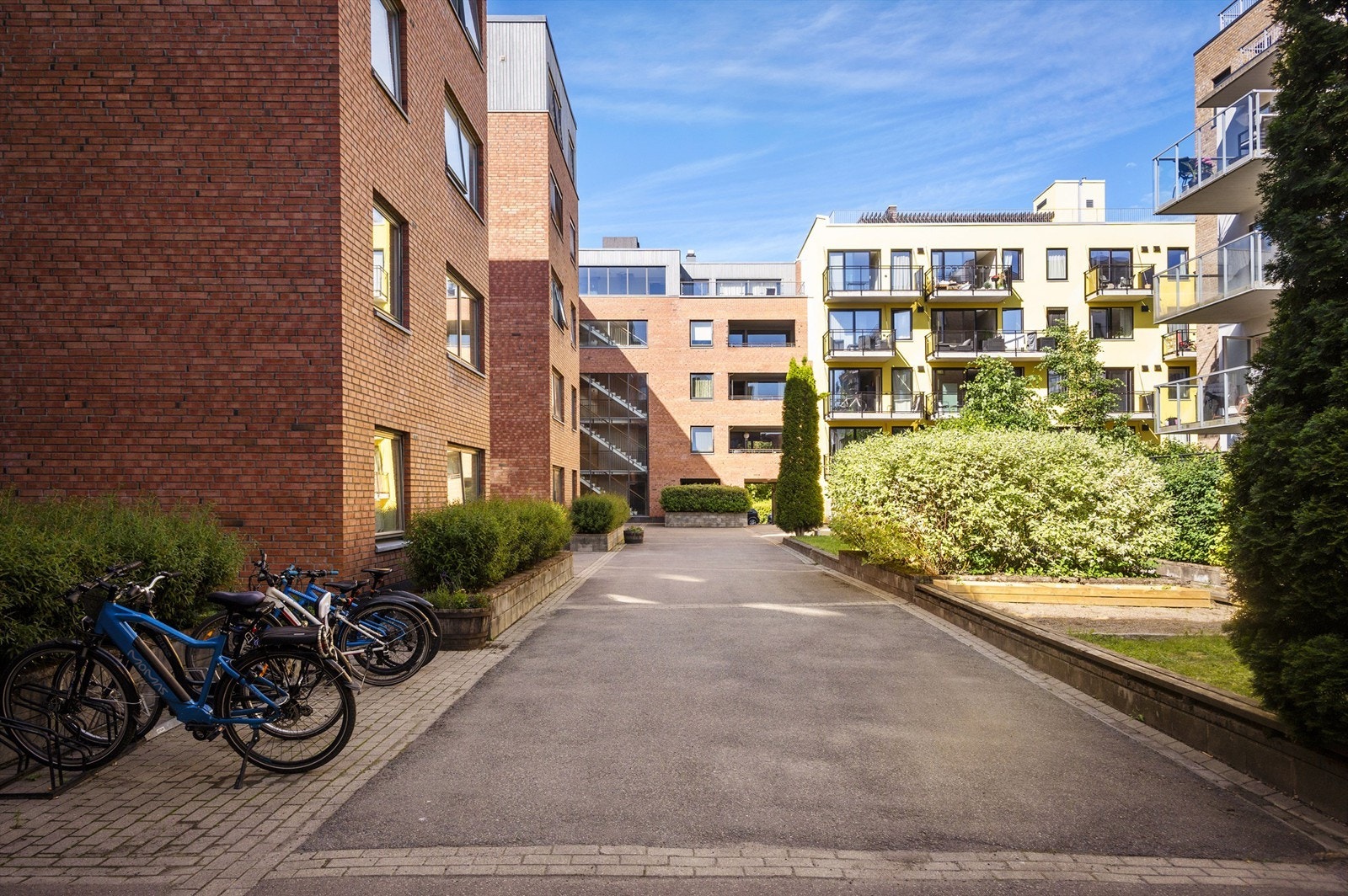 Sykkelparkering i bakgården og i sportsbod i garasjekjelleren. Galleribilde