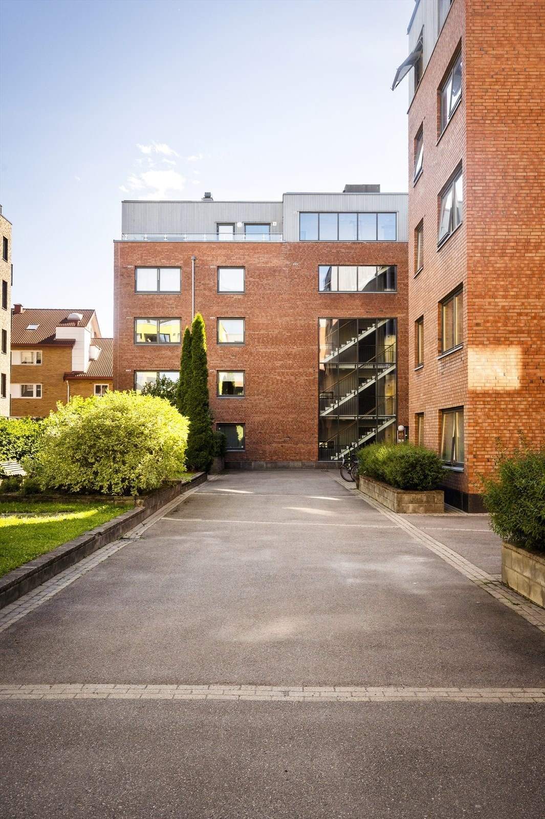 Hyggelig opparbeidet bakgård i et veletablert og populært boområde på Rodeløkka/Grünerløkka. Galleribilde