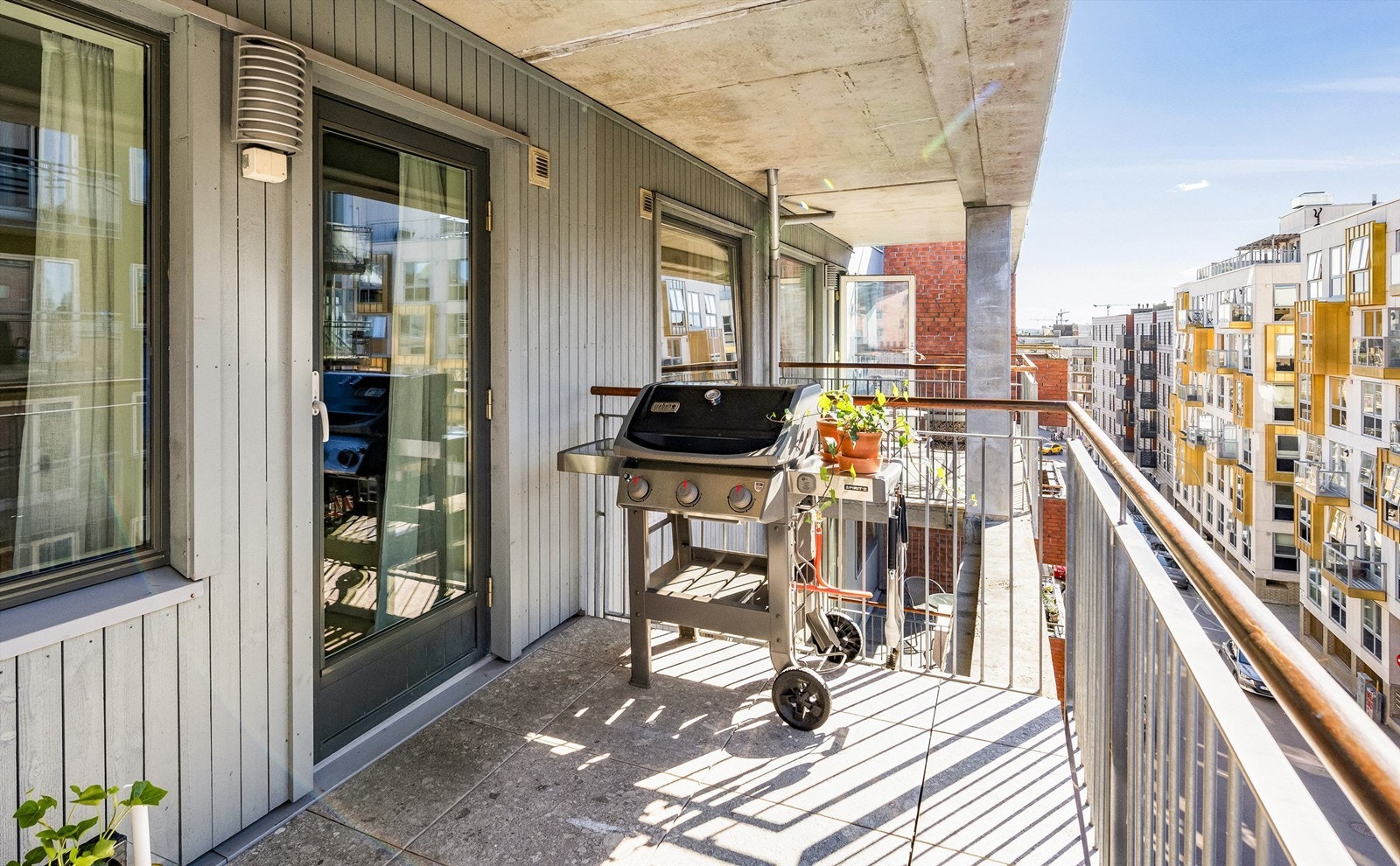 Her er det god plass til møbler, planter og grill. Det er tillatt å grille med både gassgrill og elgrill. Galleribilde