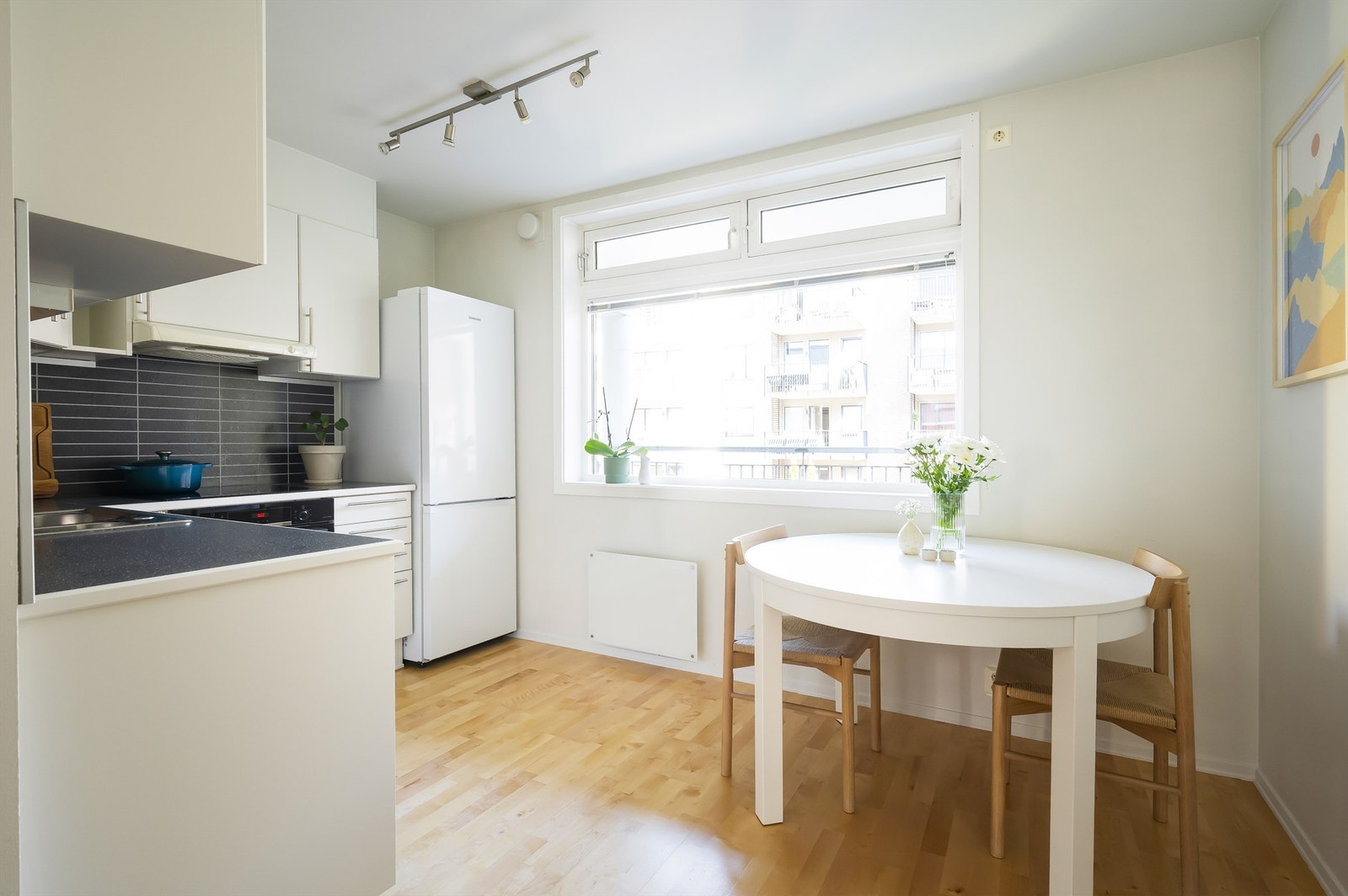 Kjøkkenet har et stort vindu mot den rolige bakgården, her er det morgensol i sommerhalvåret og trivelig utsyn til sameiets fellesområder. Galleribilde