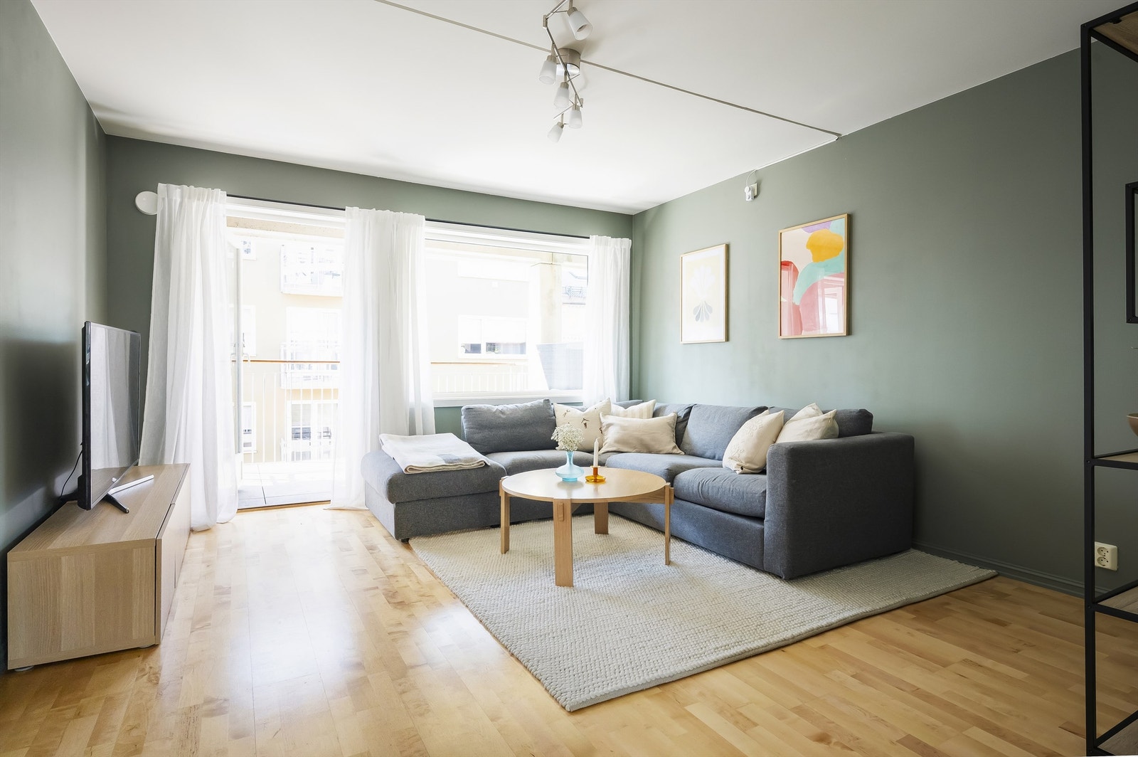 Dette er en moderne og lys 2-roms selveierleilighet, beliggende rolig og tilbaketrukket til på Rodeløkka i populære Grünerløkka bydel. Galleribilde