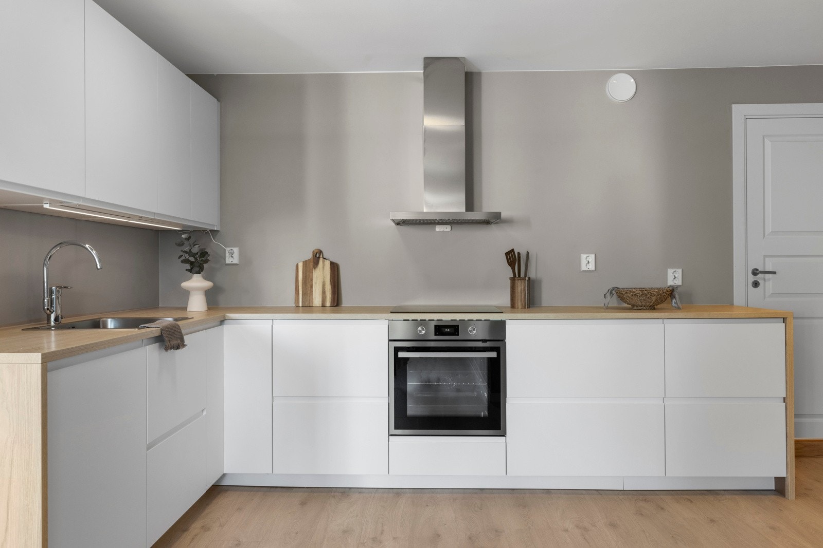 Glatte fronter med laminert benkeplate Galleribilde