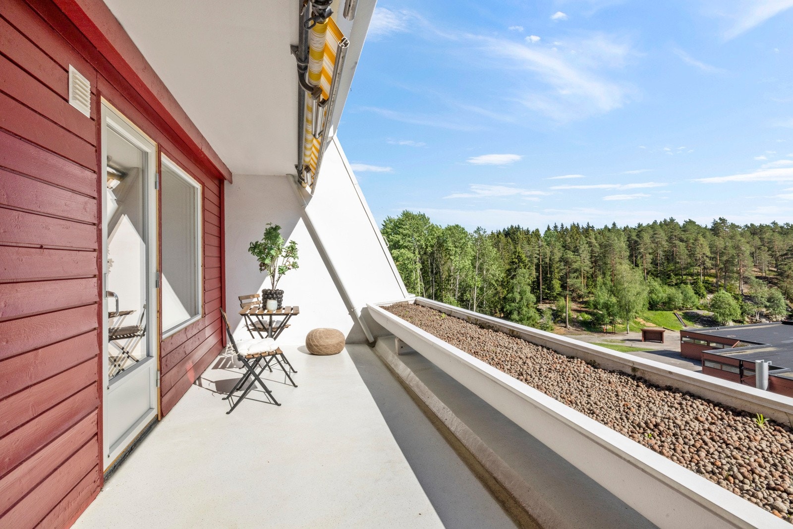 Romslig og solrik balkong Galleribilde