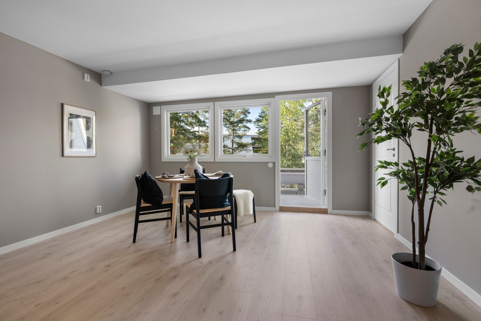 På kjøkkenet er det plass til stor spisegruppe Galleribilde