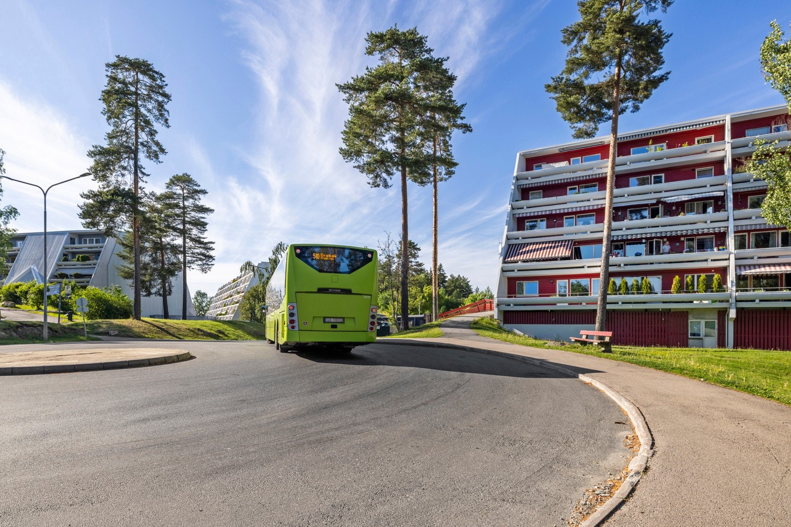Vevelstad bussholdeplass ligger like ved eiendommen Galleribilde