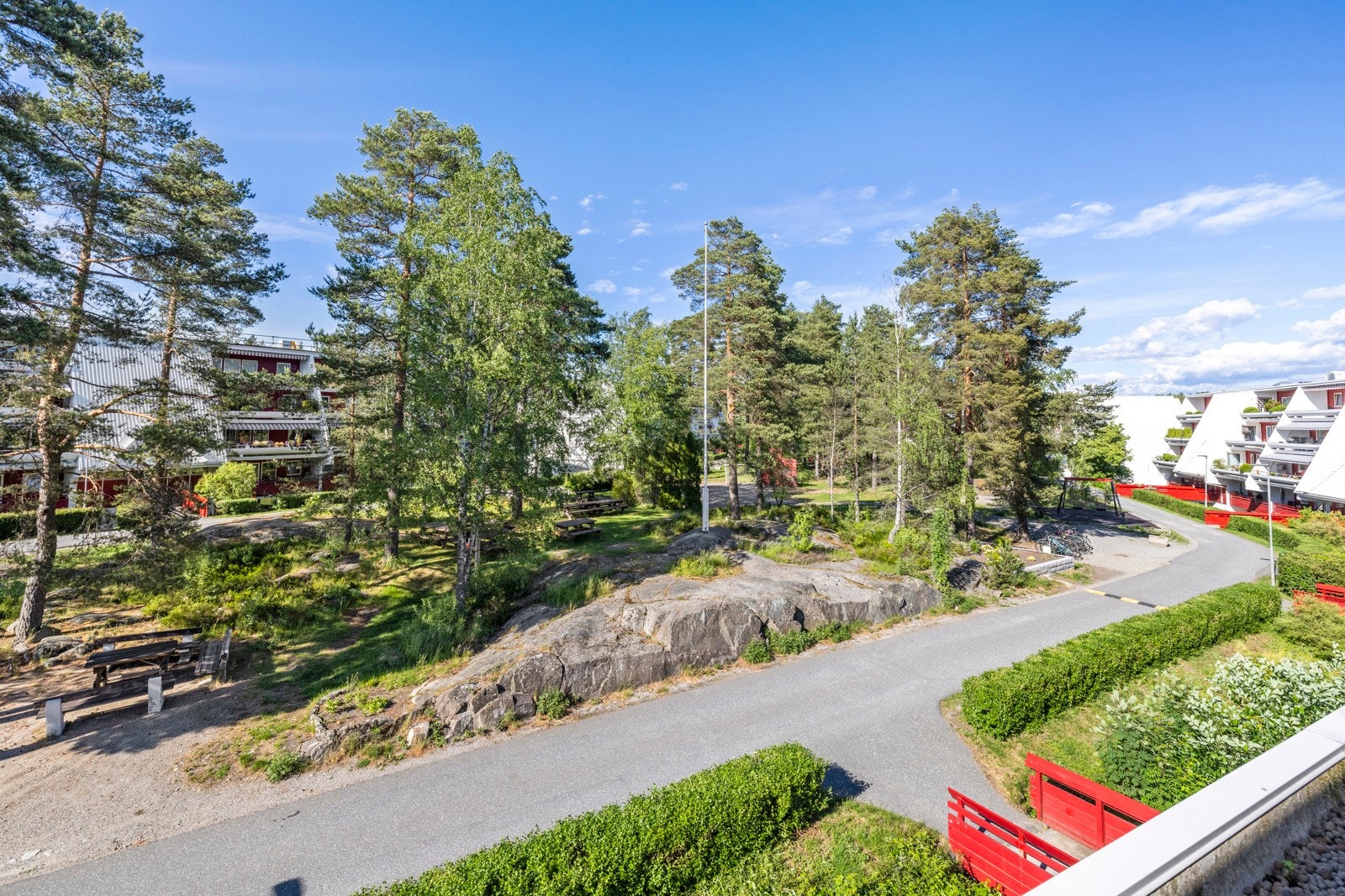 Utsyn over nabolagets hyggelige fellesarealer Galleribilde