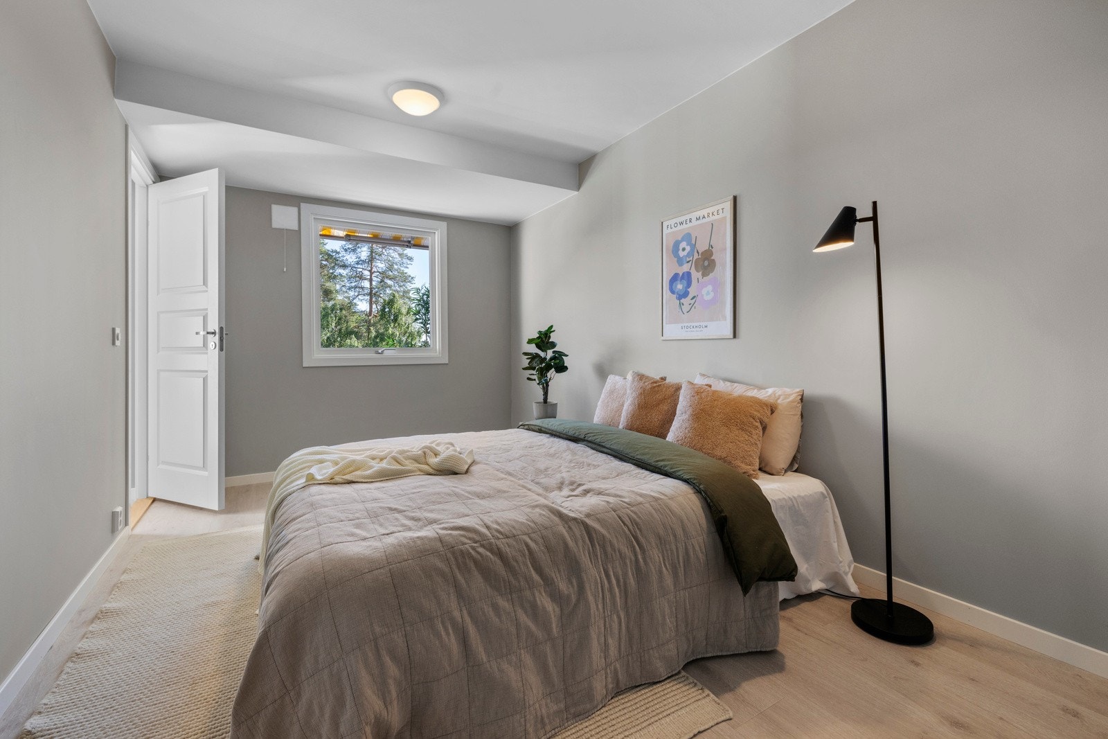 Hovedsoverom med god plass til dobbeltseng og garderobe Galleribilde