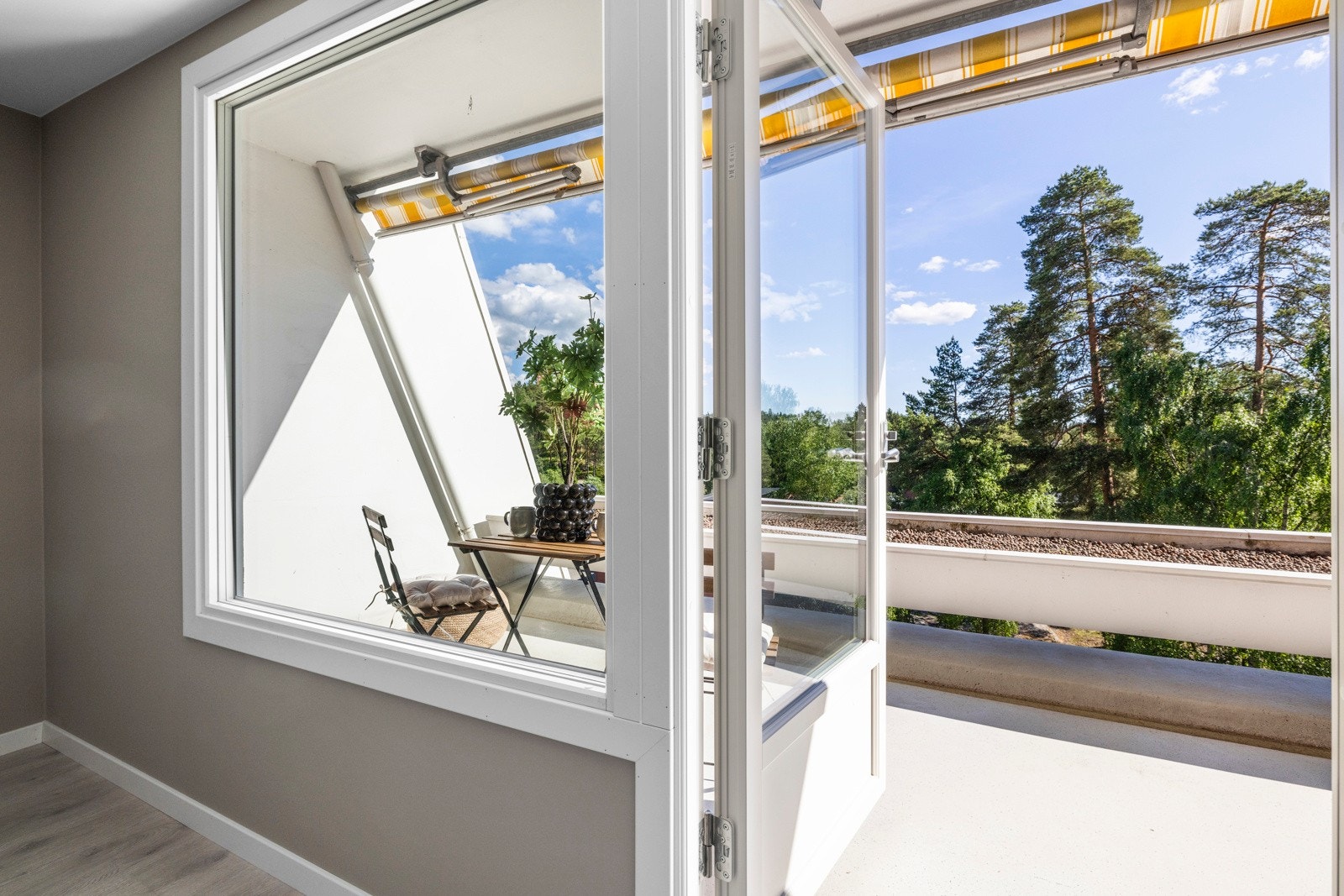 Fra stuen er det utgang til balkong med hyggelig utsyn Galleribilde