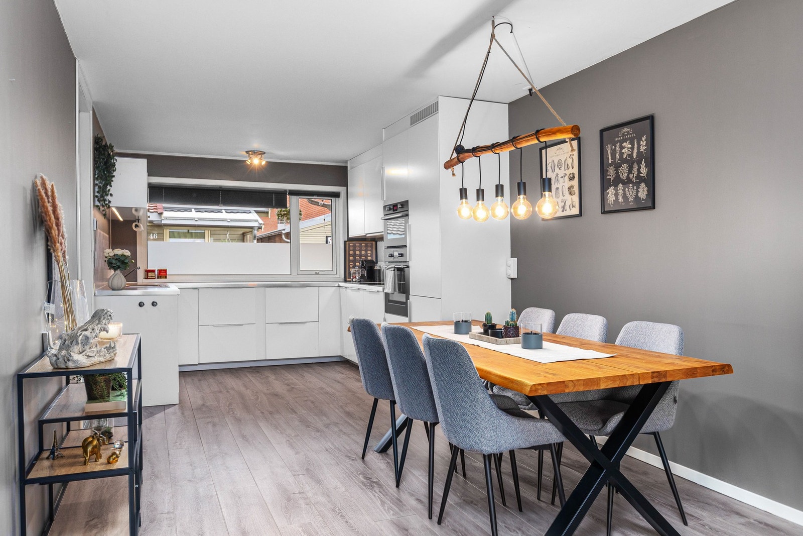 1.etasje består av entrè/inngangsparti, kjøkken, stue og baderom. Terrasse på frem- og baksiden av leiligheten. Galleribilde