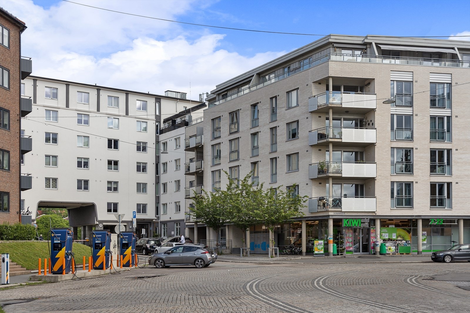 Leiligheten ligger i et trivlig boligområde på Bjørlsen med flere matbutikker i umiddelbar nærhet. Galleribilde