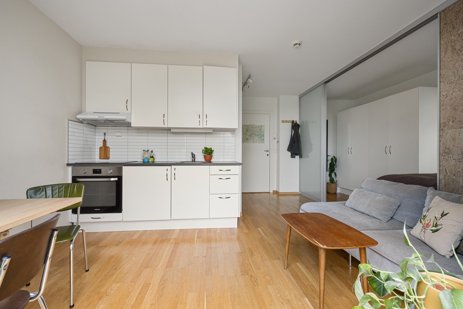 På kjøkkenet får du godt med skap- og benkeplass. Galleribilde