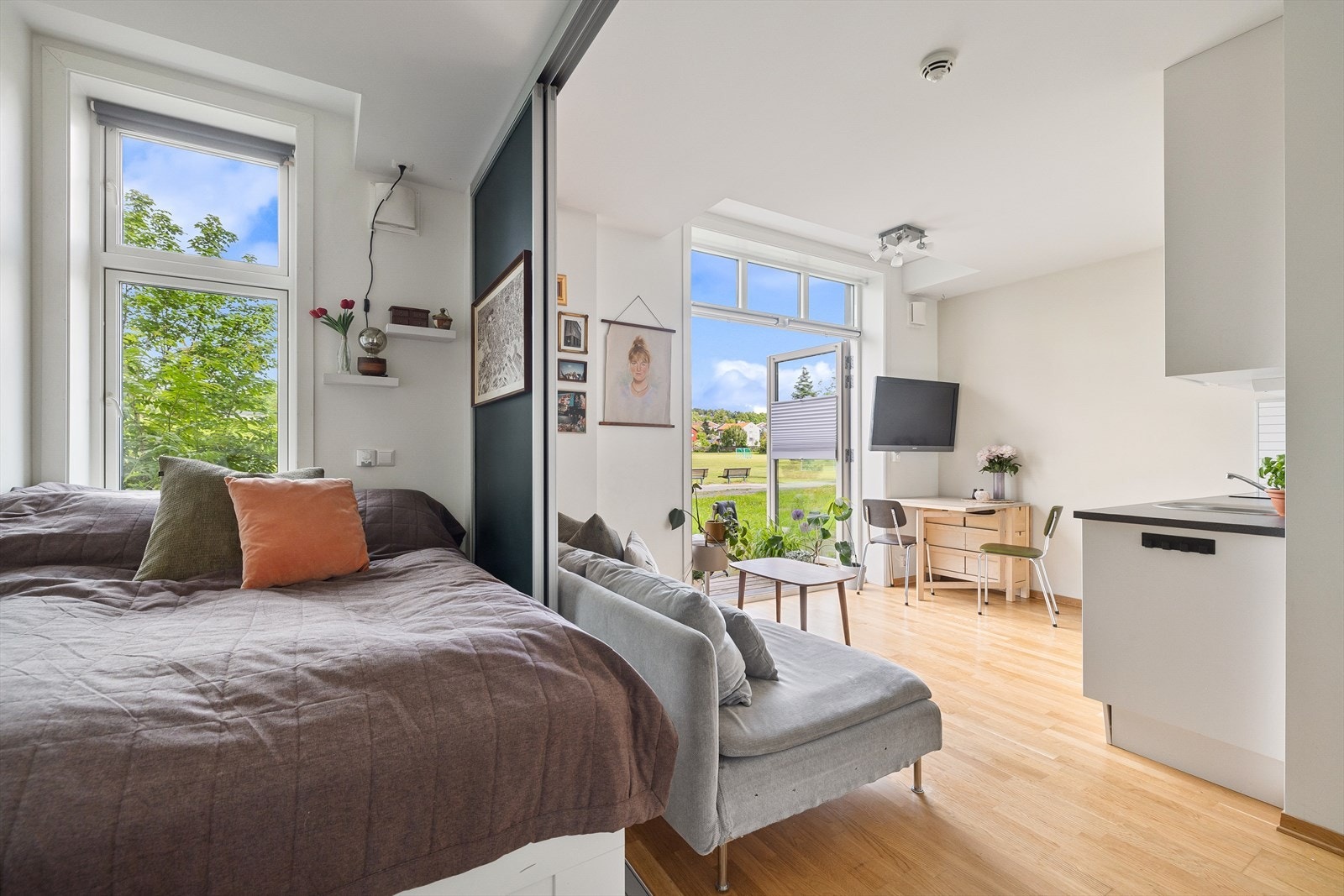 Praktisk soveromsløsning, adskilt med skyvedør. Galleribilde