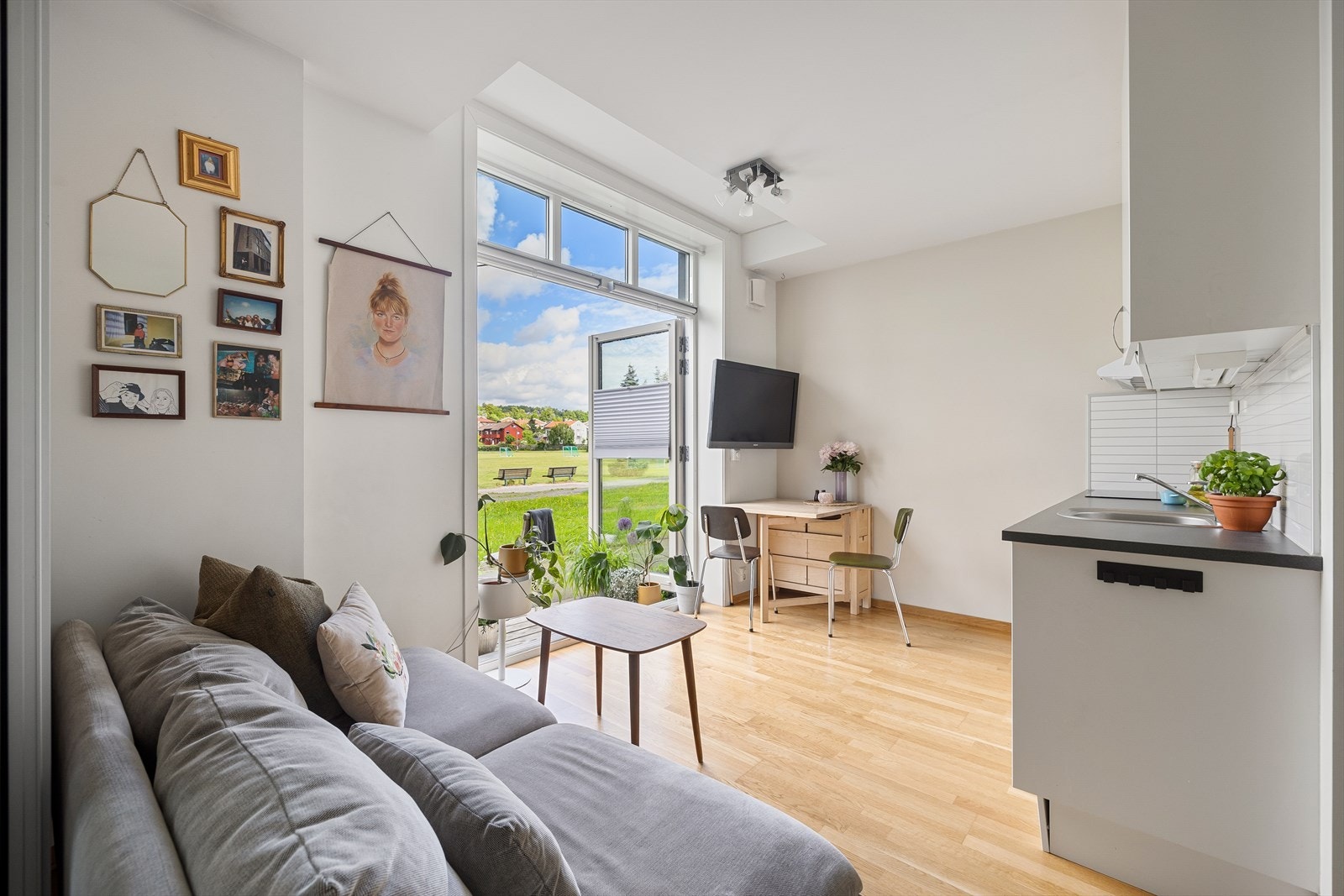 Arealeffektiv leilighet med store vindusflater og god takhøyde, som gir rommet en luftig følelse. Galleribilde