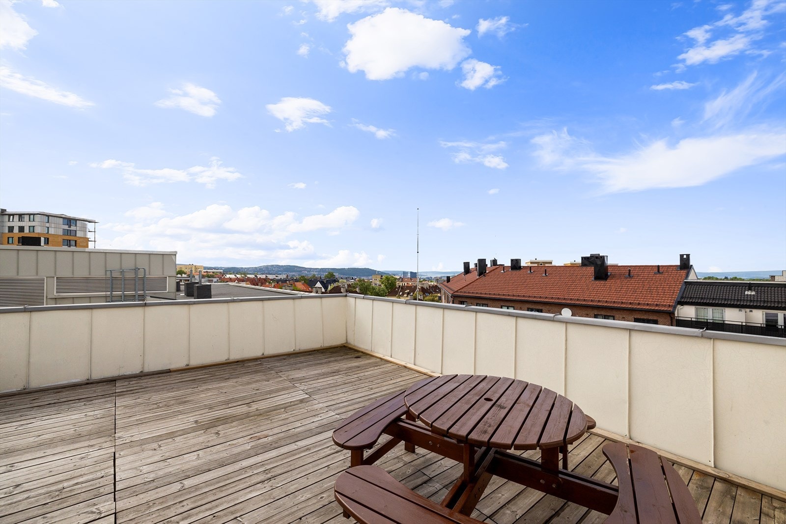 Boligen disponerer en felles takterrasse med utsikt over Oslo by. Galleribilde