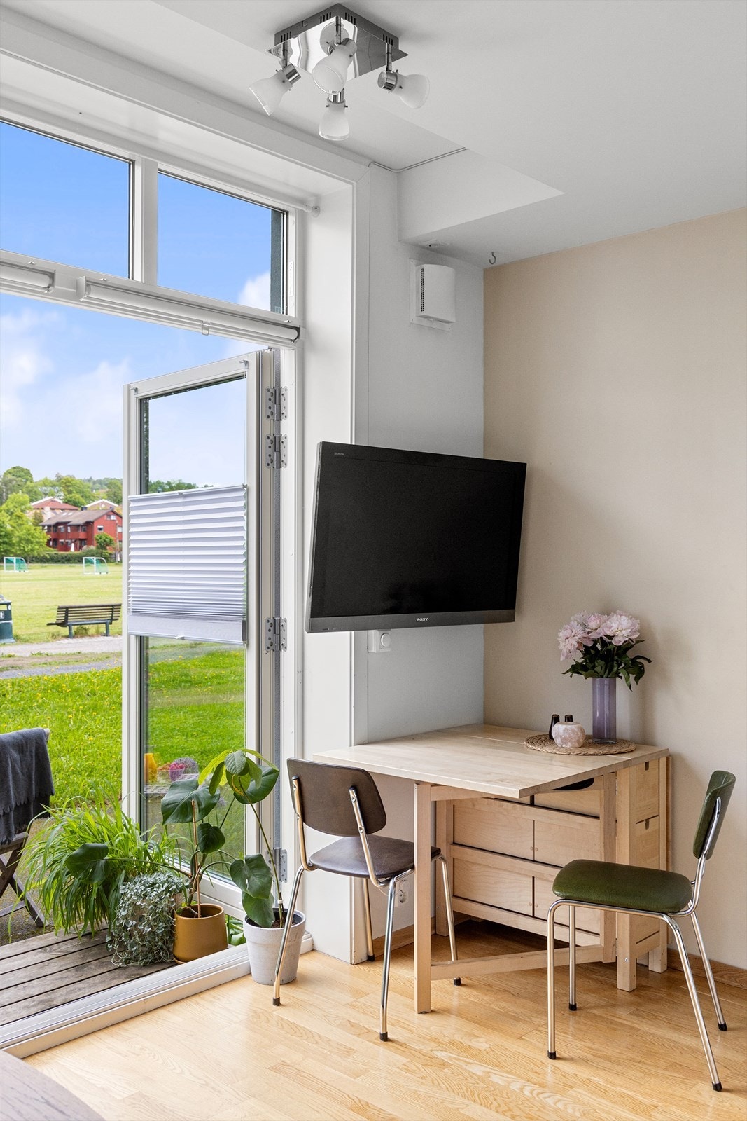 Du har plass til sofa, sofabord, spisebord og TV. Galleribilde