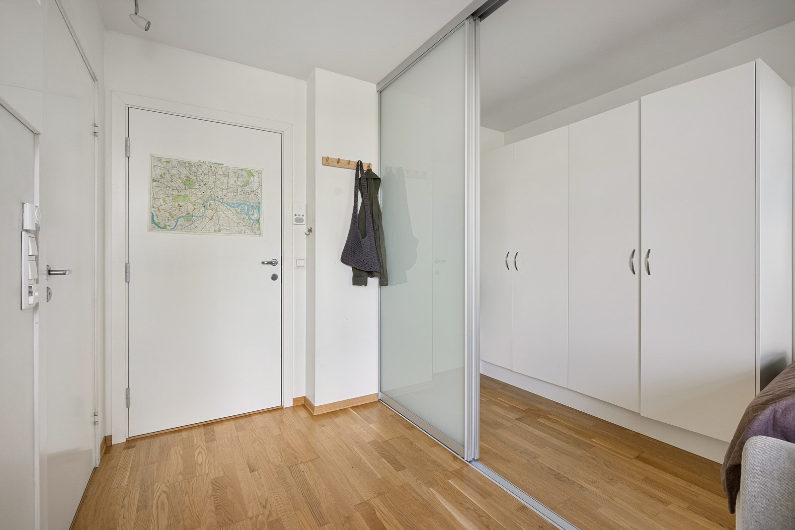 I entréen, får du plass til å henge fra deg yttertøy. Galleribilde