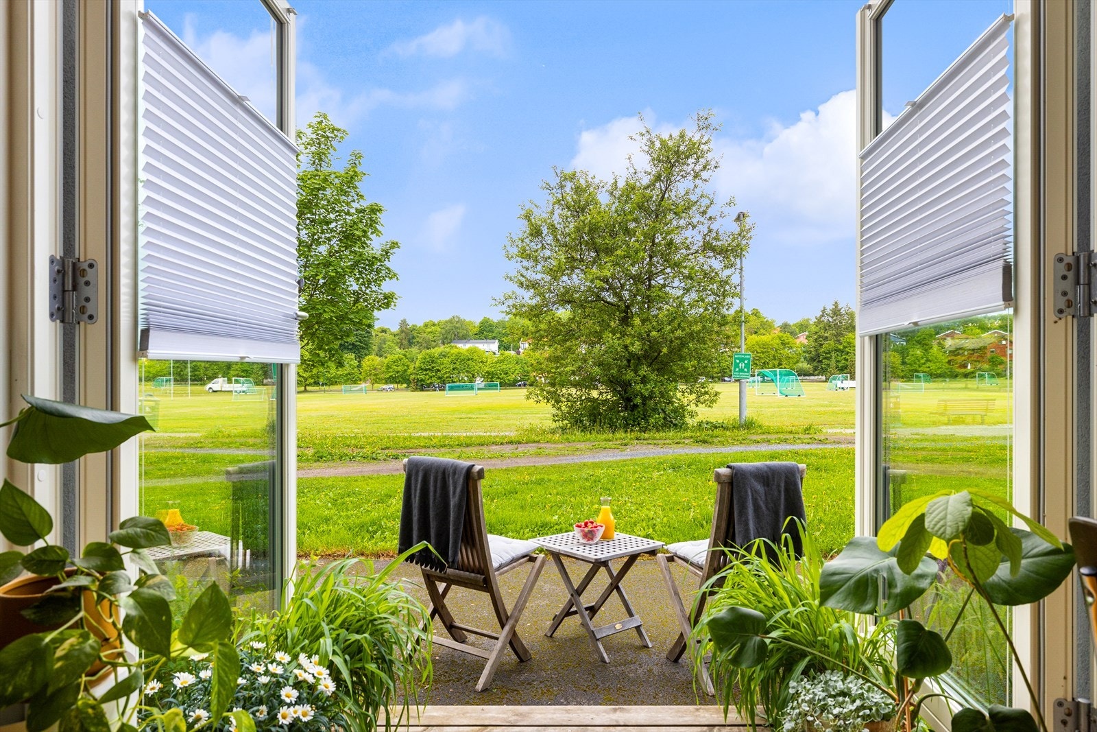 Franske balkongdører åpner til markterrasse og en flott utsikt. Galleribilde