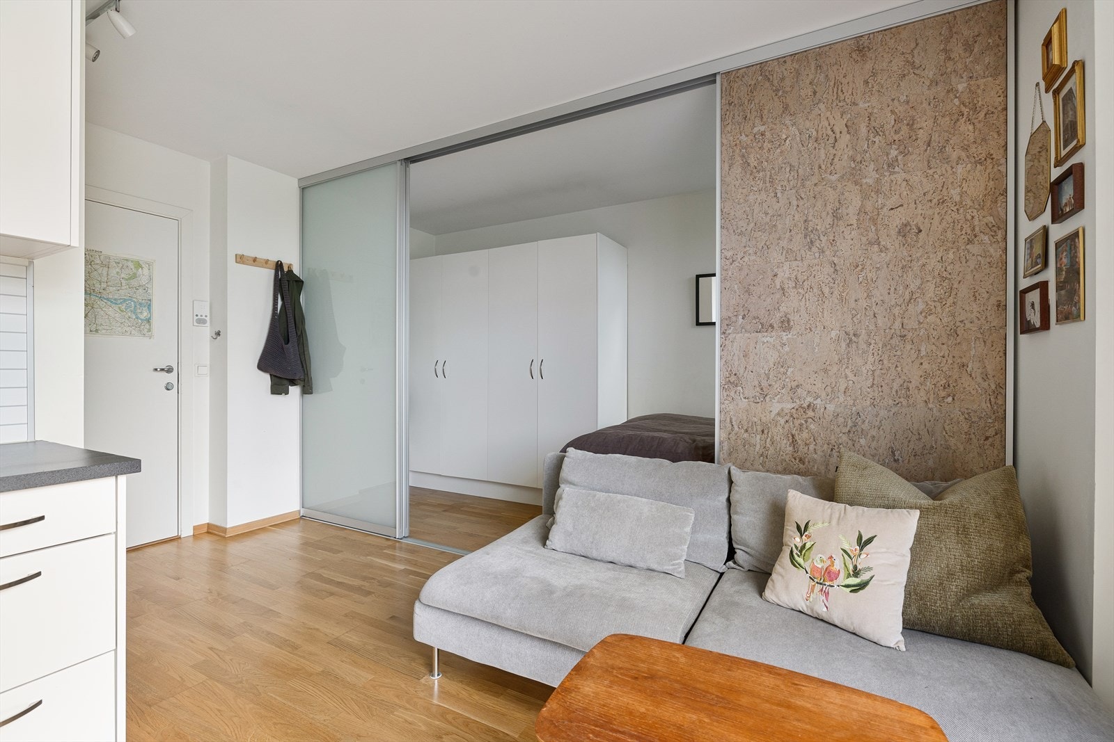 Åpen entré som leder inn til alle rom. Galleribilde