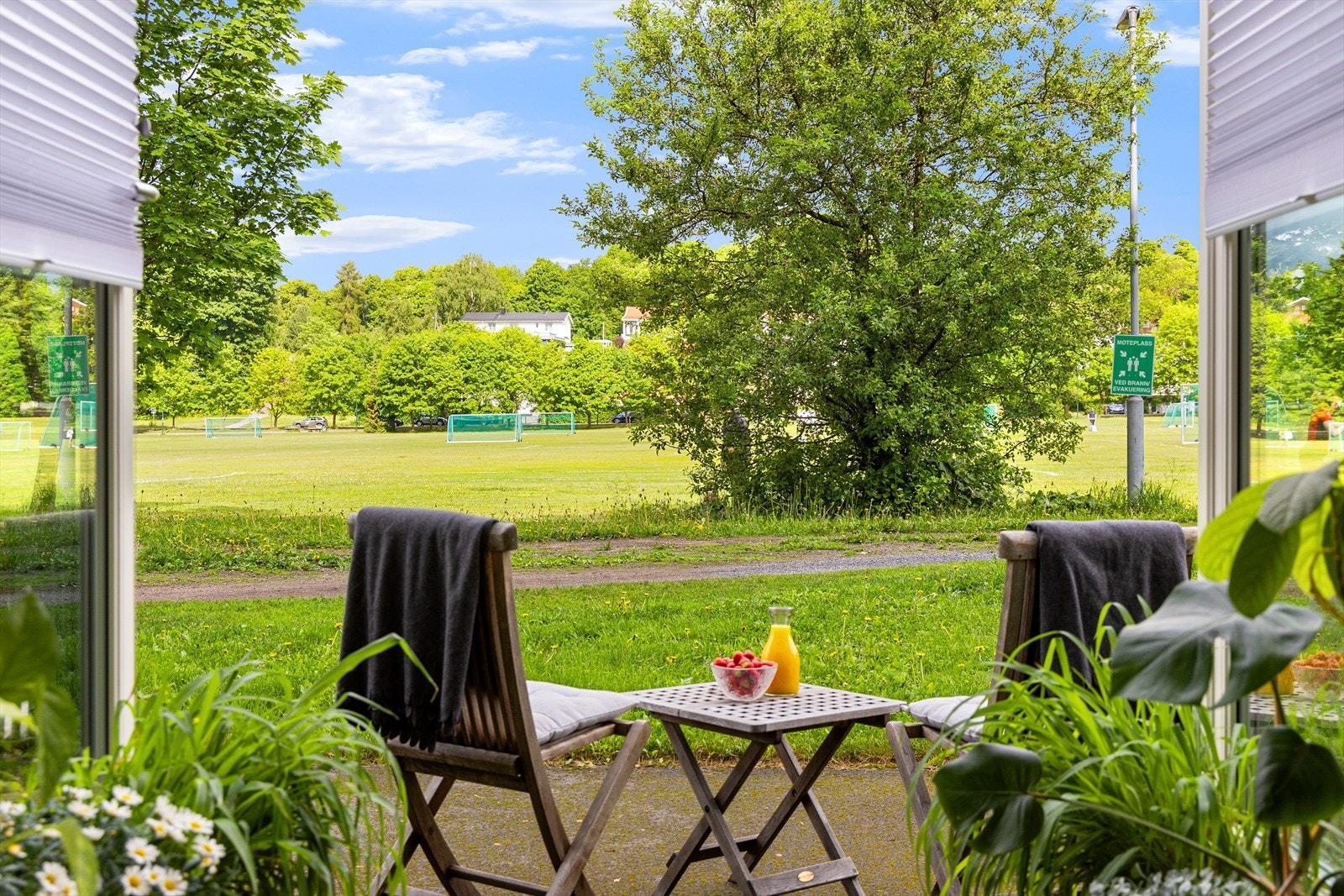 Utsikt over Voldsløkka Idrettspark med mye grøntareal. Galleribilde