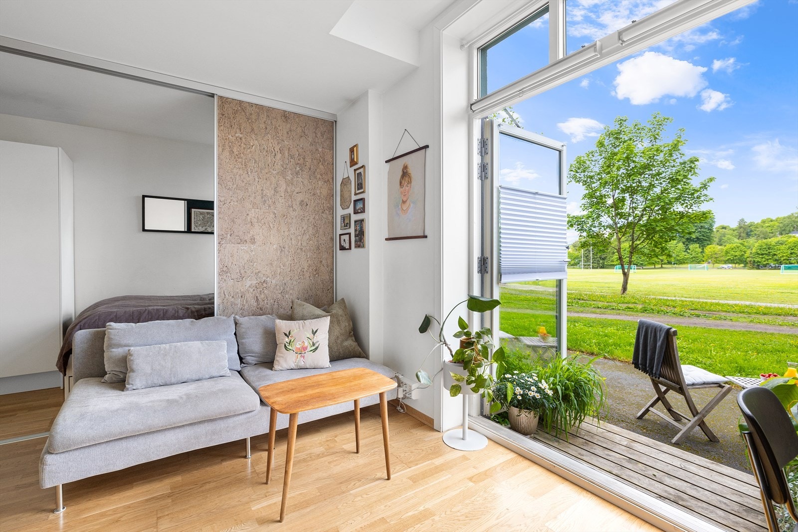 Åpen planløsning mellom stue og kjøkken. Her får du plass til det du trenger. Galleribilde