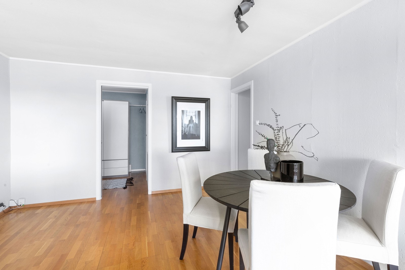 Det er god plass til både spisestue og TV-gruppe i stuen. Galleribilde