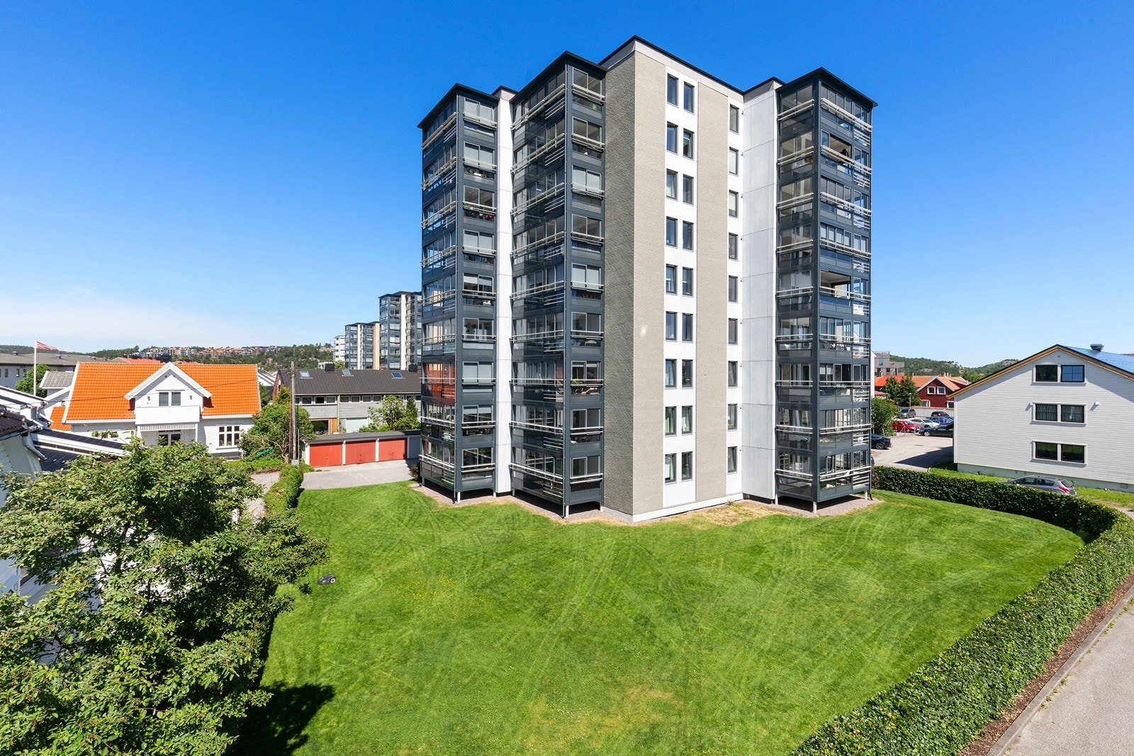 Leiligheten ligger på toppen av en pen og velholdt boligblokk med attraktiv beliggenhet på Lund. Galleribilde