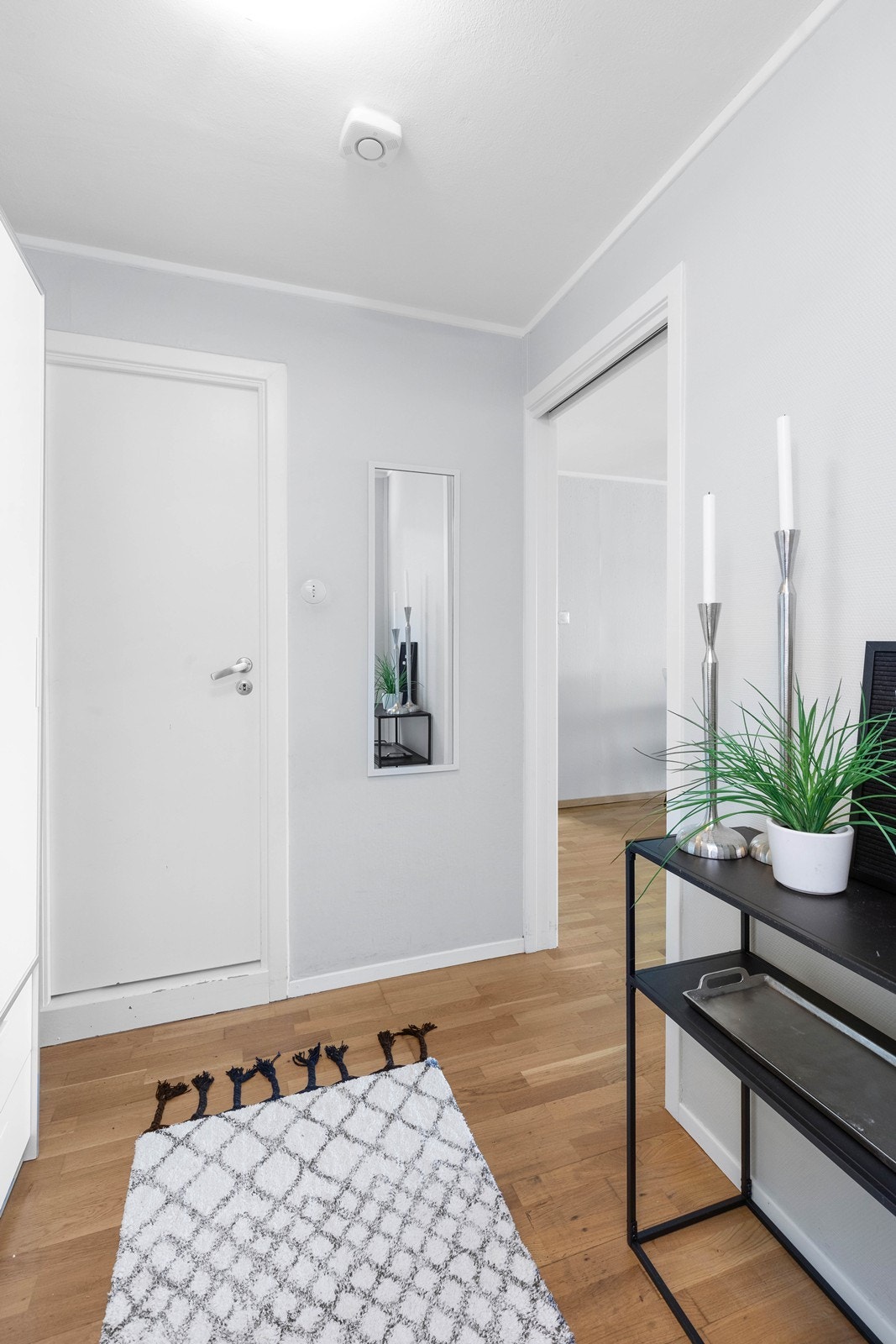 I entréen er det god plass til å henge fra seg. Galleribilde