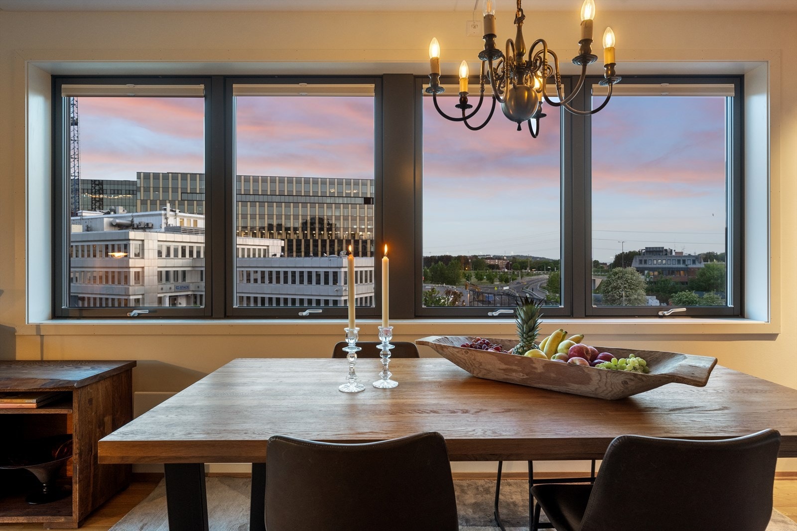 Hyggelig kveldsstemning i stuen. Galleribilde