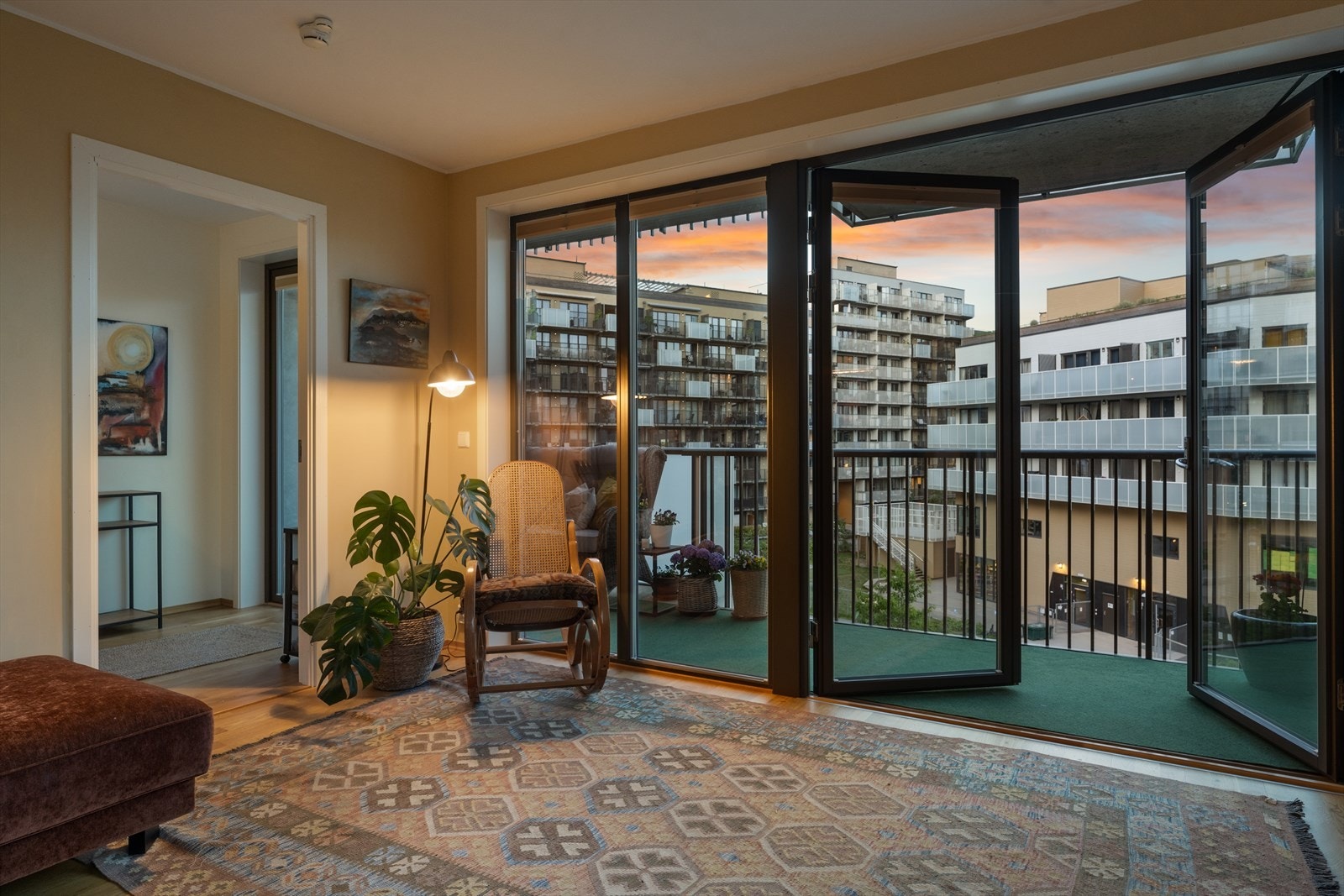 Dette er en lys og pen 4-roms fra 2021 beliggende i blokkens 4. etasje i et veletablert boligområde på Ulven. Galleribilde