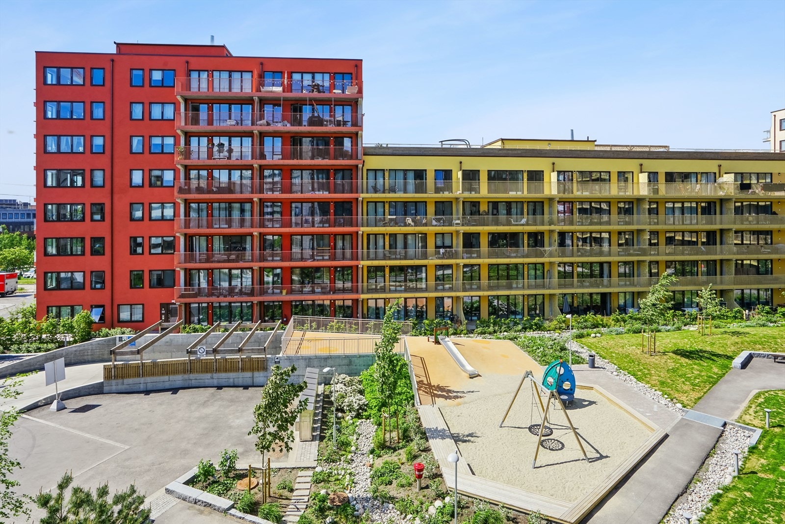 Fellesområdet er pent opparbeidet med plen, hyggelig beplantning, flere sittegrupper, lekeapparater og stikkveier. Utearealet oppleves som svært grønt og fint om sommeren! Galleribilde