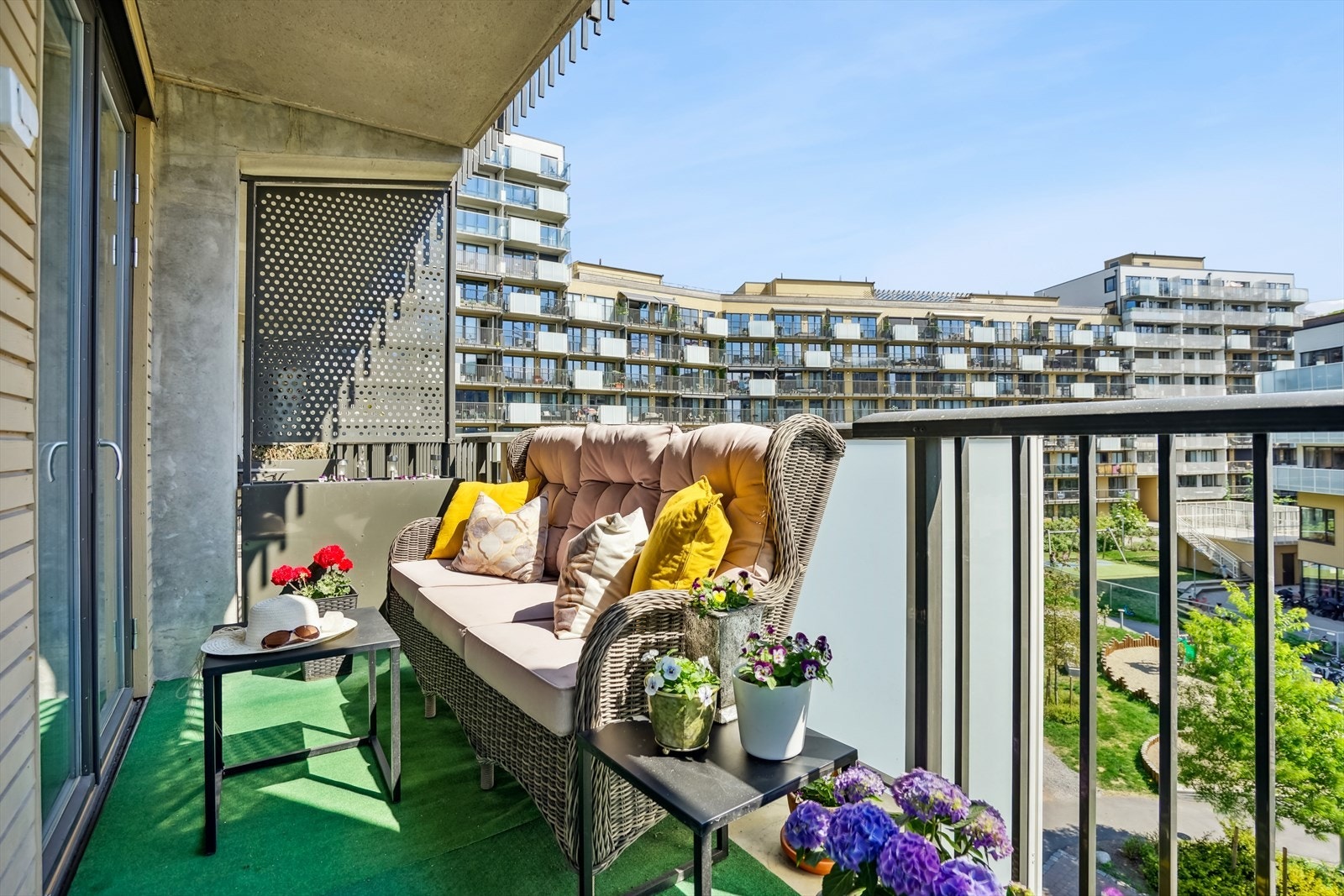 Her er det god plass til utemøbler, planter og grill. Galleribilde