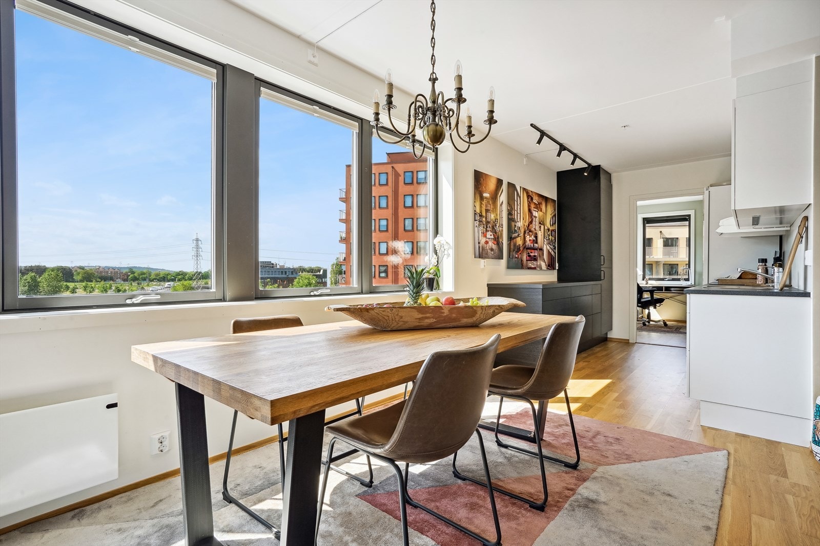 I 2022 ble det montert plisse/solskjerming i alle vinduene. Galleribilde