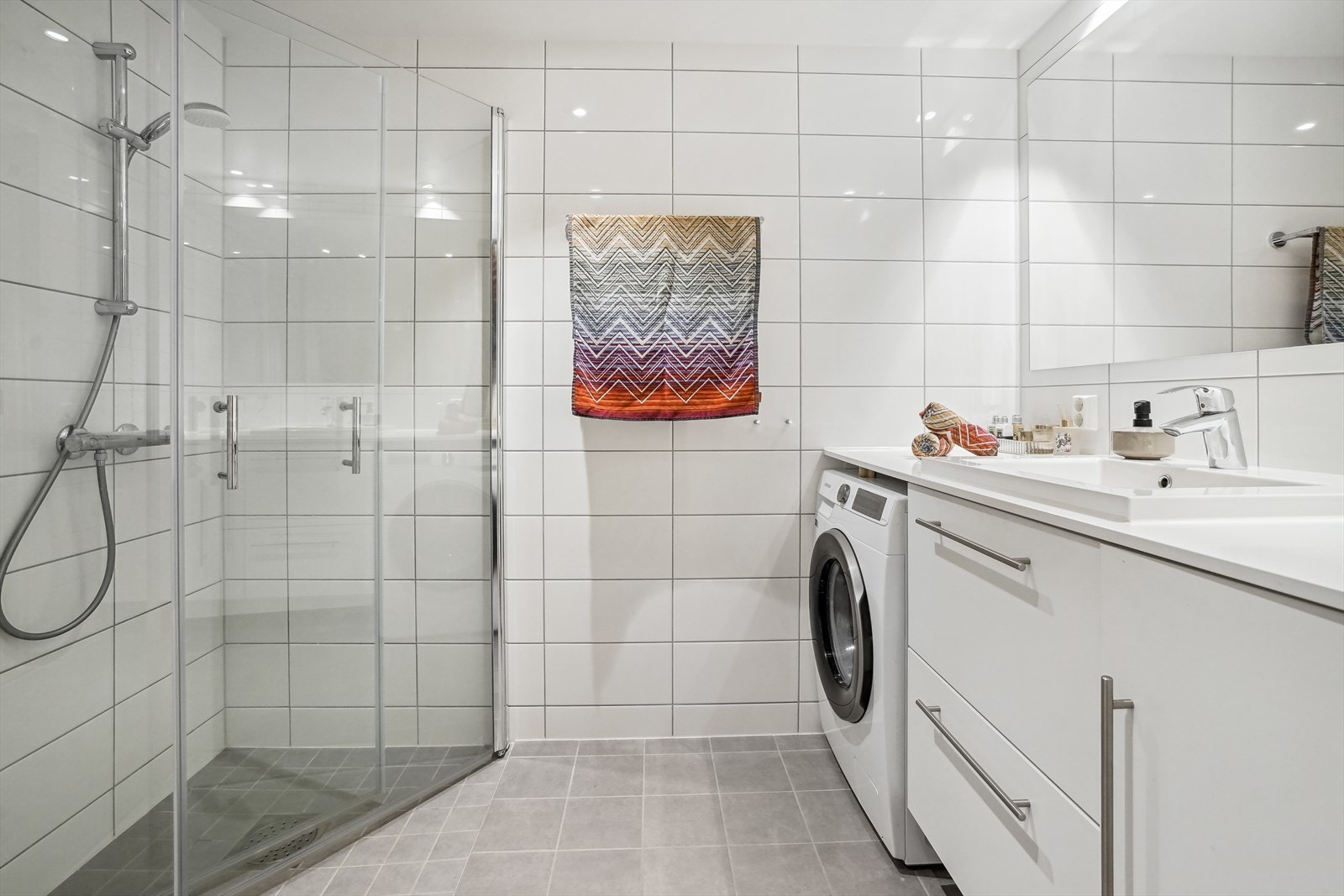 Delikat bad med flislagte overflater og varmekabler i gulv. Galleribilde