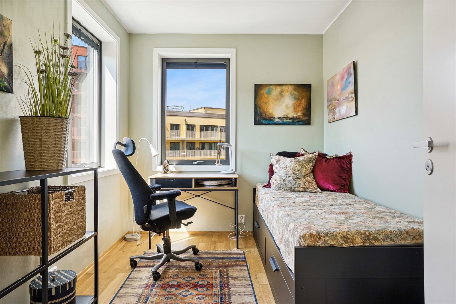 Her er det god plass til seng, skrivepult og kommode/garderobe. Galleribilde