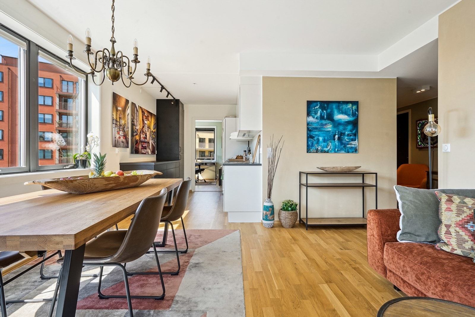 Leiligheten har en åpen stue/kjøkkenløsning som gjør rommet til et hyggelig og sosialt oppholdsrom. Galleribilde